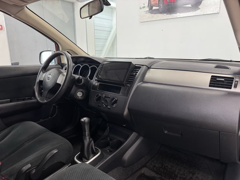 nissan-tiida-2011-122-11