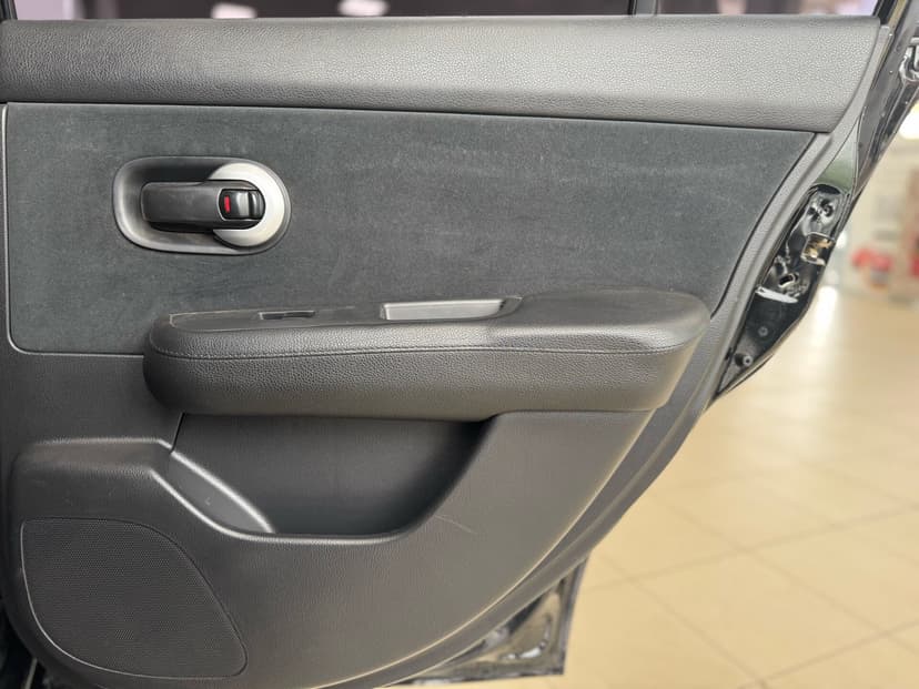 nissan-tiida-2011-122-26