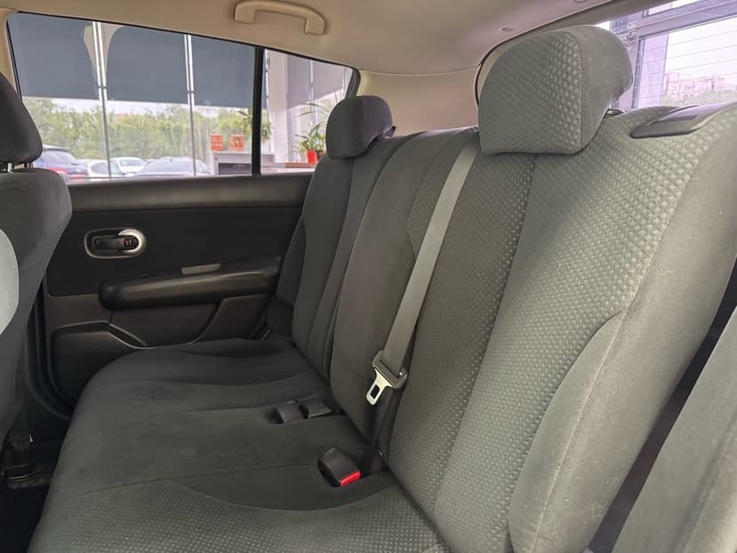 nissan-tiida-2011-122-20