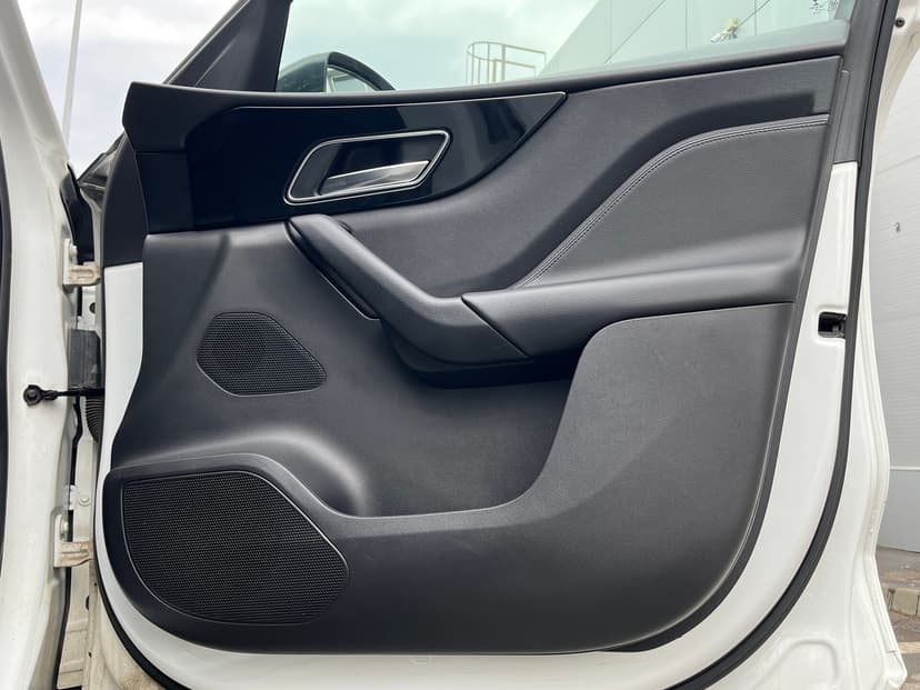 jaguar-f-pace-2016-31-32